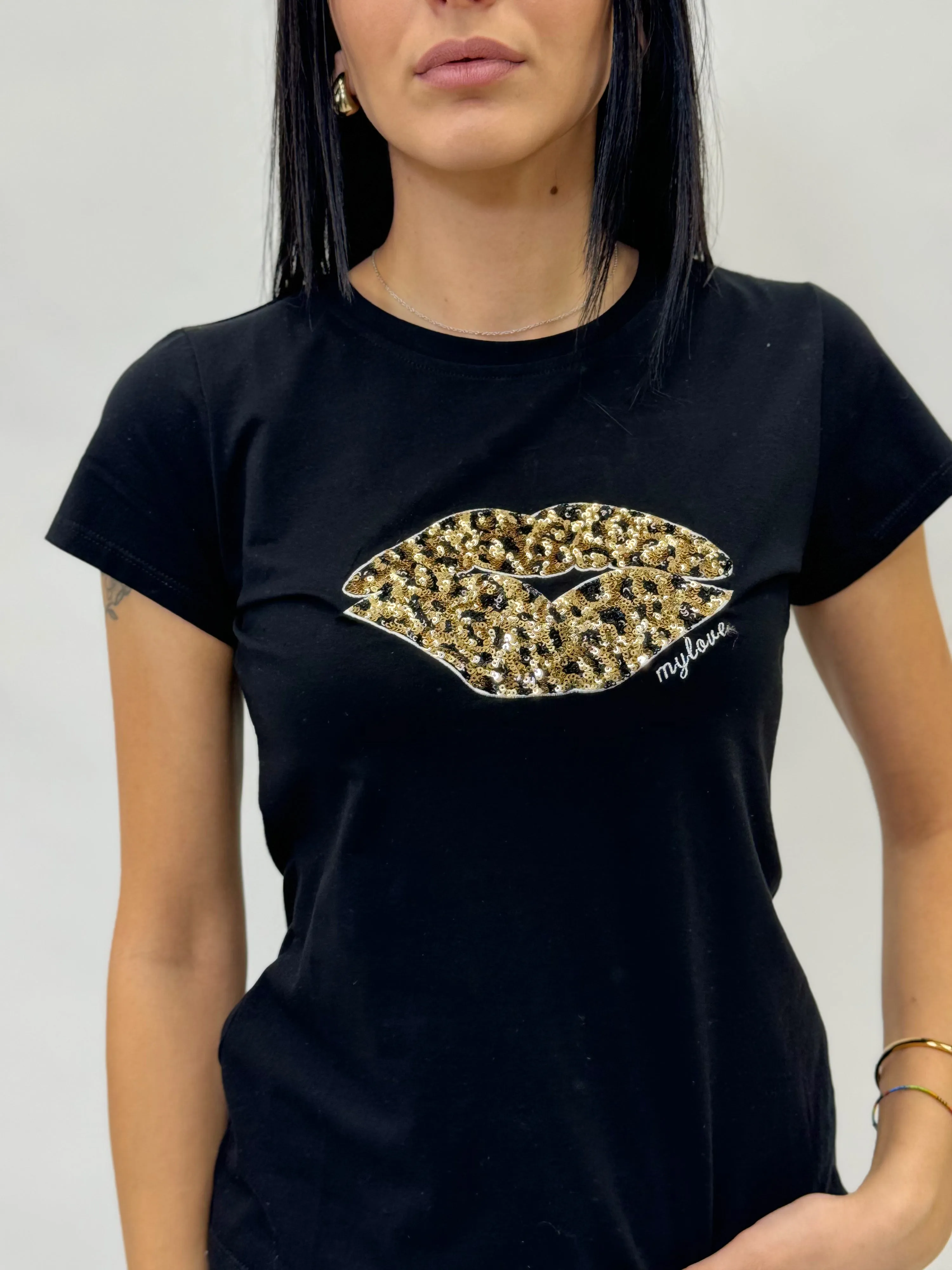 T-shirt in cotone con ricamo kiss